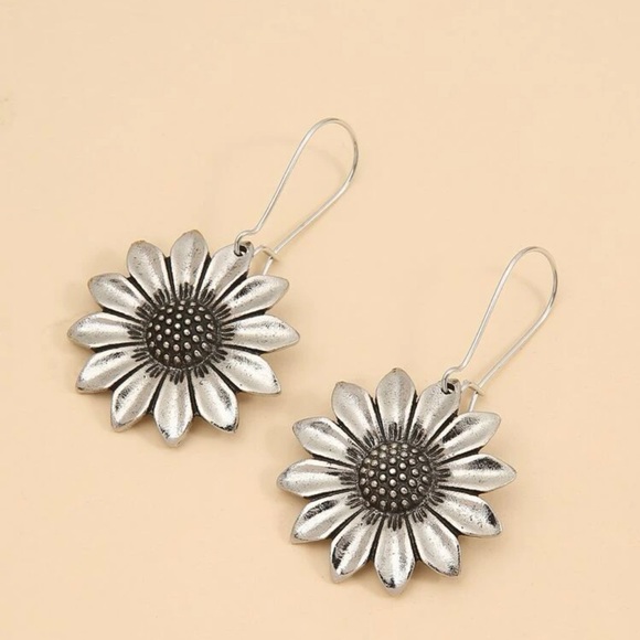 🌻 Awesome Rustic Style Floral Flower Sunflower Hoop Earrings 🌻 - Picture 3 of 4